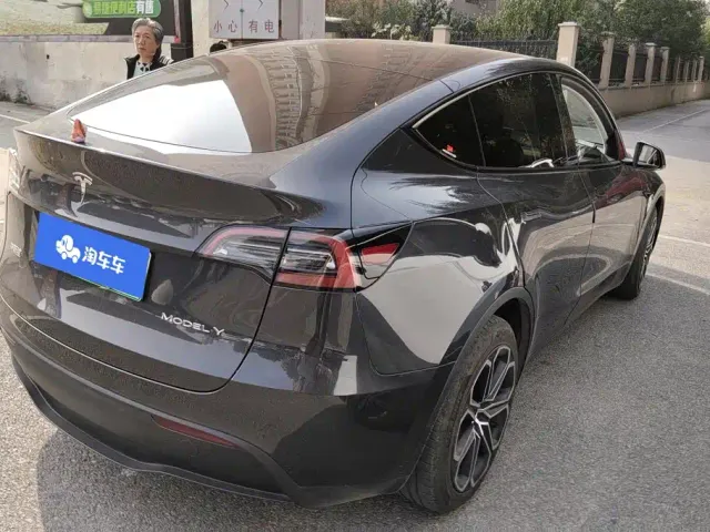 Tesla Model Y — Фото автомобиля 3