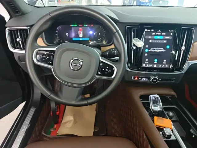 Volvo S90 — Фото автомобиля 10