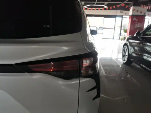 Toyota Sienna — Фото автомобиля 7