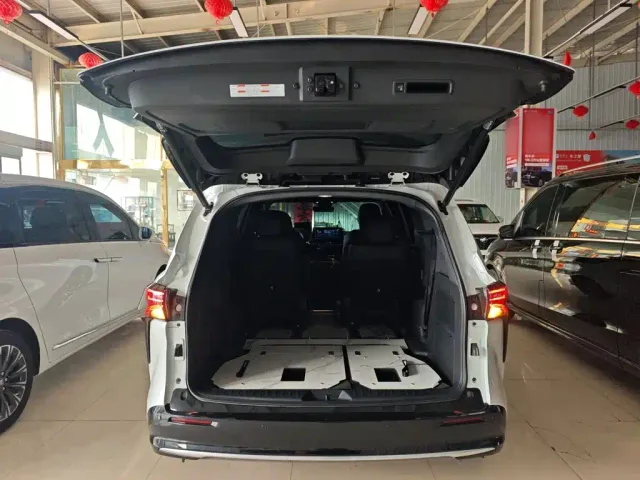 Toyota Sienna — Фото автомобиля 14