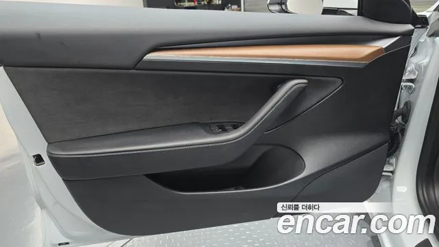 Tesla Model 3 — Фото автомобиля 24