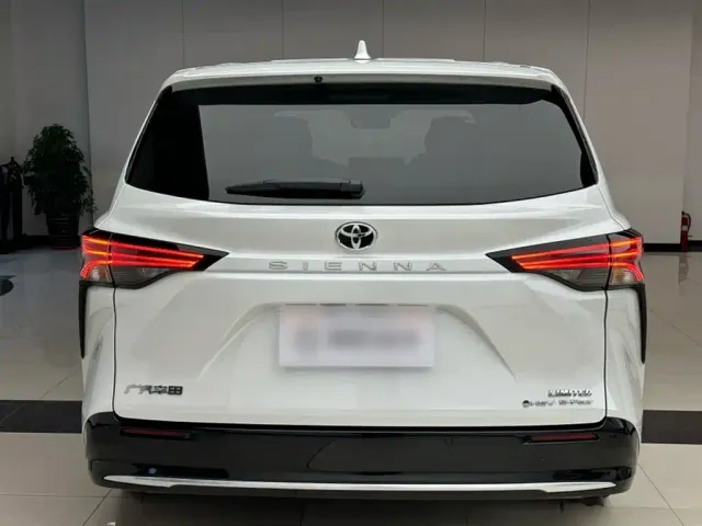 Toyota Sienna — Фото автомобиля 14