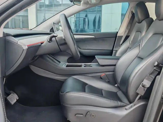 Tesla Model Y — Фото автомобиля 7