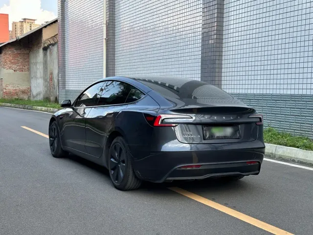 Tesla Model 3 — Фото автомобиля 7