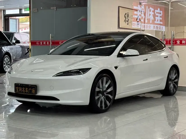 Tesla Model 3 — Фото автомобиля 2