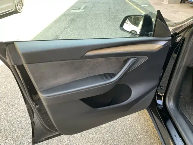 Tesla Model Y — Фото автомобиля 13