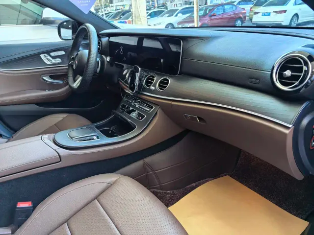 Mercedes-Benz E-Class — Фото автомобиля 6