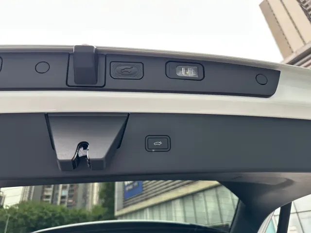 Volvo XC70 Plug-in Hybrid — Фото автомобиля 17