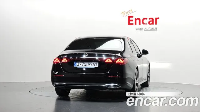 Mercedes-Benz E-Class — Фото автомобиля 4