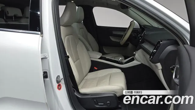 Вольво XC40 B4 Ultimate Bright — Фото автомобиля 24