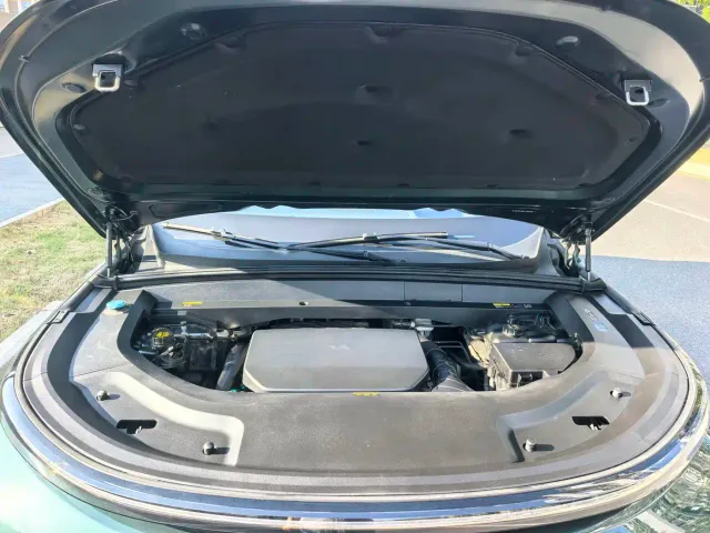 Li Auto L8 — Фото автомобиля 20
