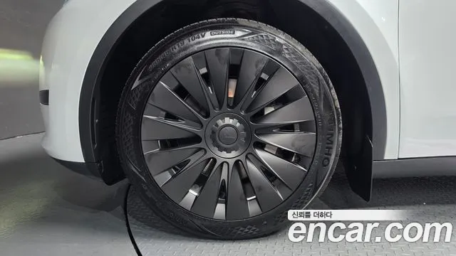 Tesla Model Y — Фото автомобиля 5
