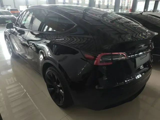 Tesla Model Y — Фото автомобиля 4