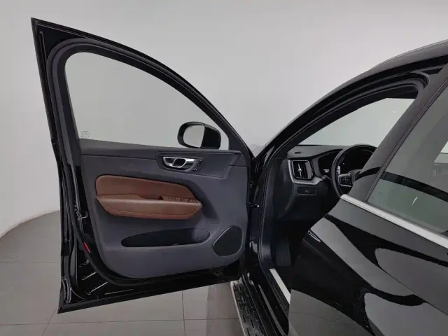 Volvo XC60 — Фото автомобиля 8