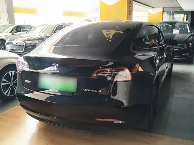 Tesla Model 3 — Фото автомобиля 6
