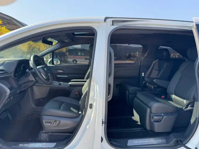 Toyota Sienna — Фото автомобиля 9