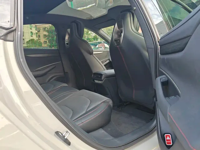 Xiaomi SU7 — Фото автомобиля 17