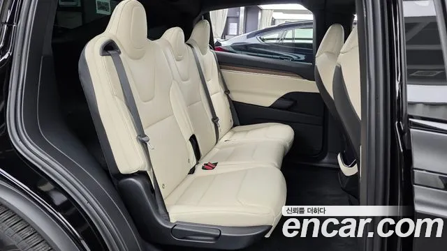 Tesla Model X — Фото автомобиля 17