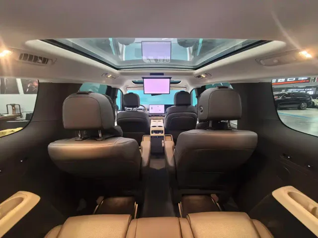 Li Auto MEGA — Фото автомобиля 17
