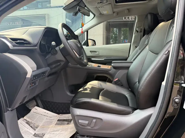 Toyota Sienna — Фото автомобиля 6