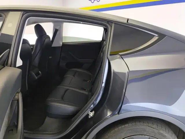 Tesla Model Y — Фото автомобиля 11