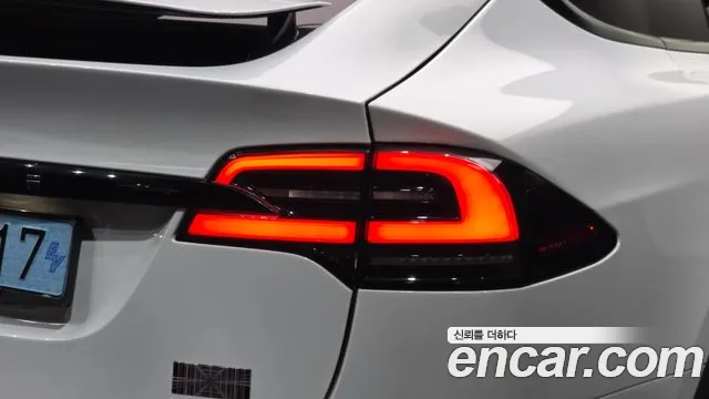 Tesla Model X — Фото автомобиля 23