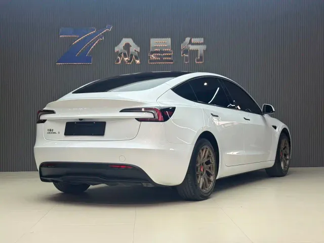 Tesla Model 3 — Фото автомобиля 9
