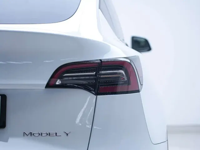 Tesla Model Y — Фото автомобиля 12