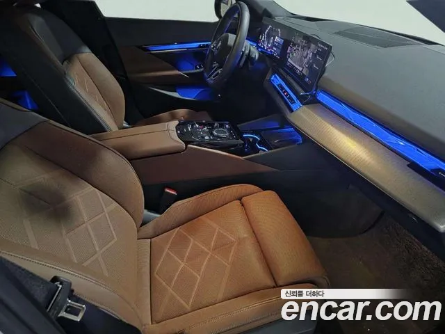 BMW 5 Series G60 — Фото автомобиля 11