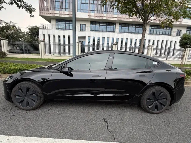 Tesla Model 3 — Фото автомобиля 4