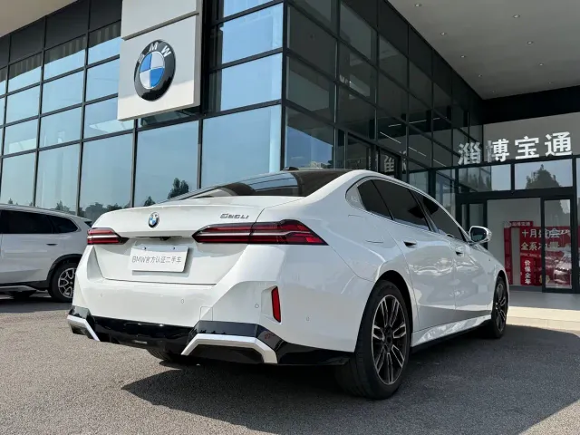 BMW 5 Series — Фото автомобиля 14