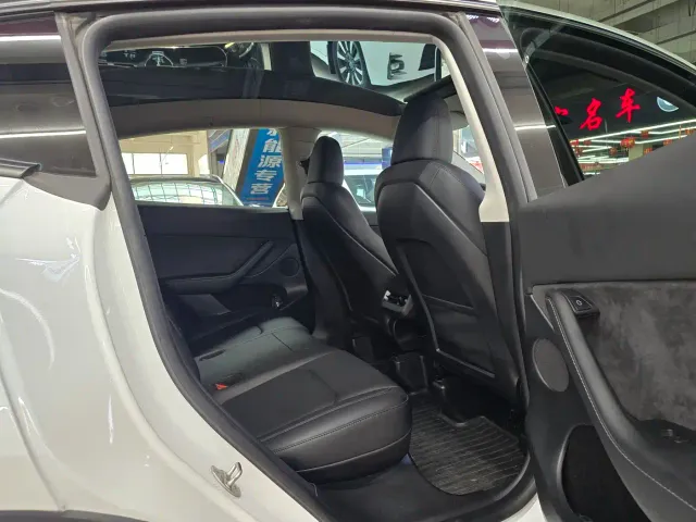 Tesla Model Y — Фото автомобиля 14