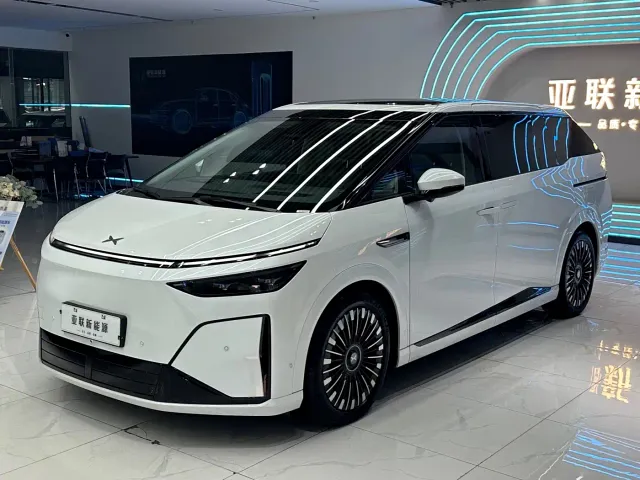 Xpeng X9 — Фото автомобиля 3