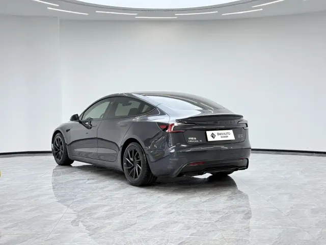 Tesla Model 3 — Фото автомобиля 4