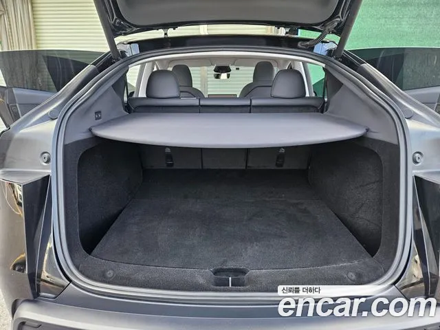 Tesla Model Y — Фото автомобиля 12