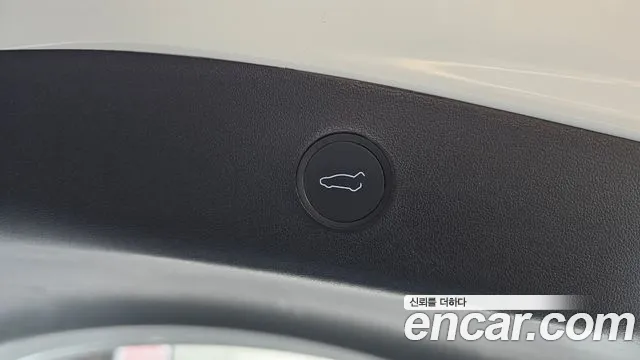 Tesla Model 3 — Фото автомобиля 10