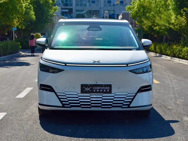 Xpeng X9 — Фото автомобиля 4