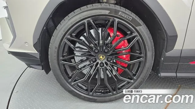 Lamborghini Urus — Фото автомобиля 4