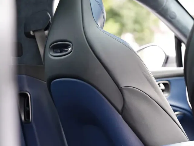 Aston Martin DBX — Фото автомобиля 14