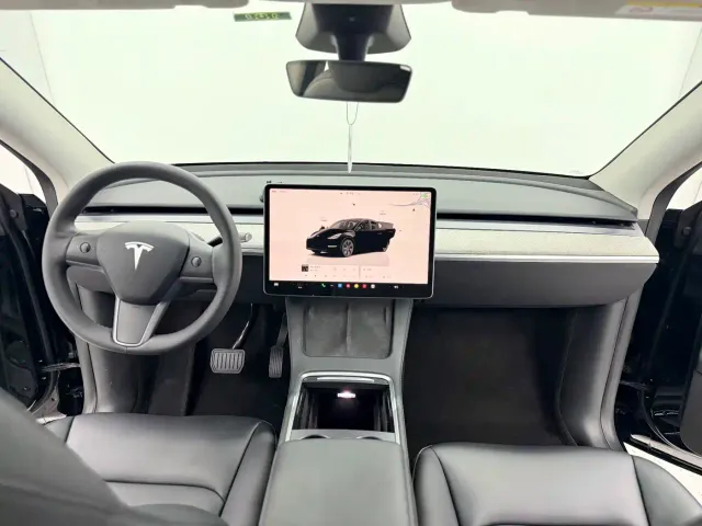 Tesla Model Y — Фото автомобиля 9
