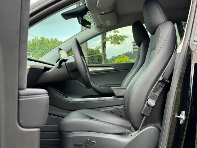Tesla Model Y — Фото автомобиля 10