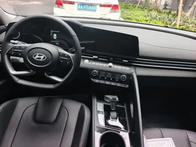 Hyundai Elantra — Фото автомобиля 12