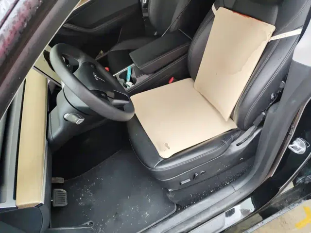 Tesla Model Y — Фото автомобиля 16