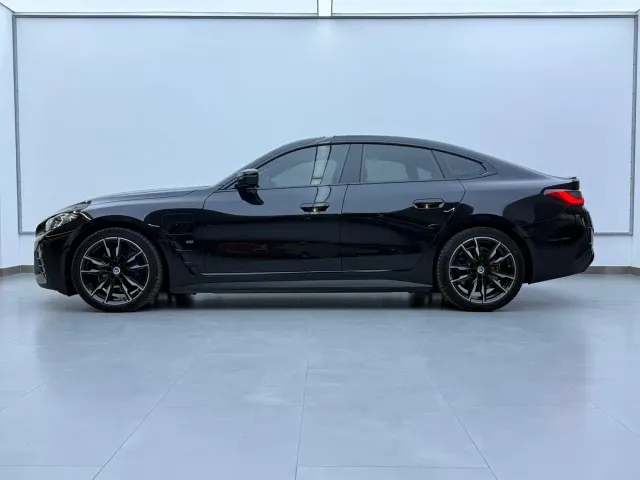 BMW i4 — Фото автомобиля 2