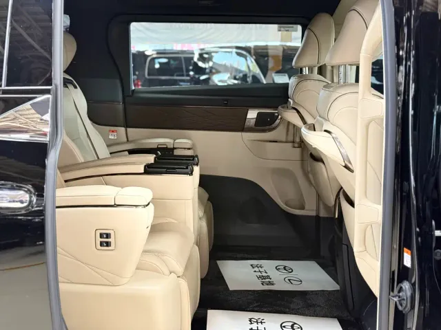 Toyota Alphard — Фото автомобиля 11