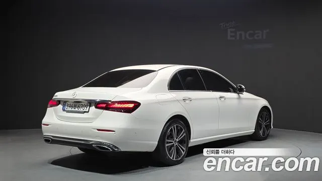 Mercedes-Benz E-Class — Фото автомобиля 2