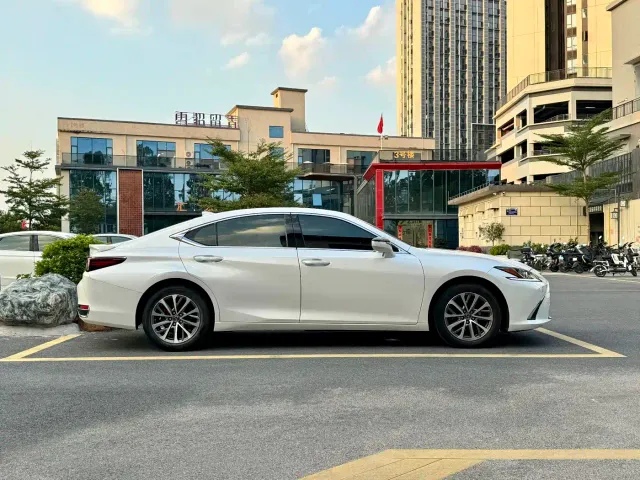 Lexus ES — Фото автомобиля 9