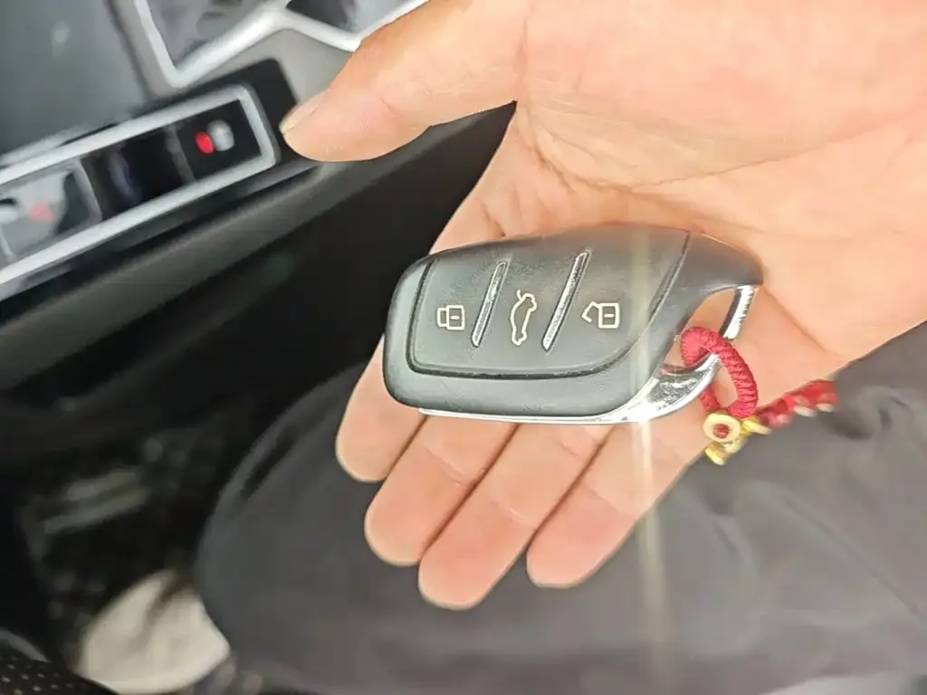Roewe Roewe i5 2023 1.5L CVT Honor Edition — Фото автомобиля 8