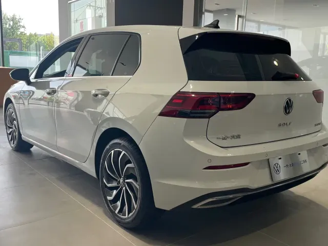 Volkswagen Golf — Фото автомобиля 15