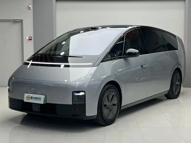 Li Auto MEGA — Фото автомобиля 3